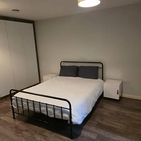 3 Bed, 2 Bathroom Large Apartment Leeds (West Yorkshire)