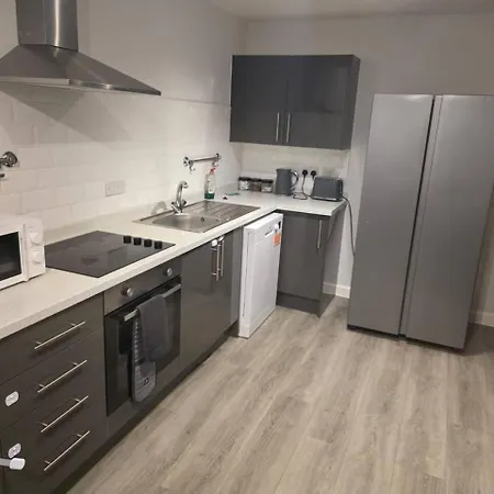 Apartment 3 Bed, 2 Bathroom Large