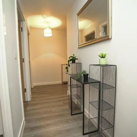 3 Bed, 2 Bathroom Large Leeds (West Yorkshire)