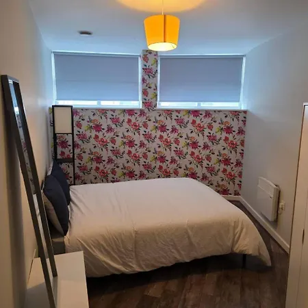 3 Bed, 2 Bathroom Large Apartment *