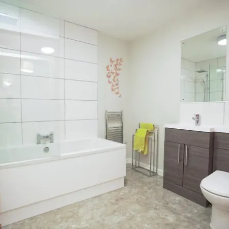 3 Bed, 2 Bathroom Large Apartment *